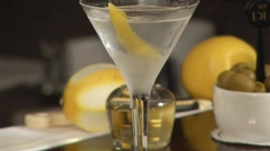 how-to-make-a-vodka-martini.WidePlayer